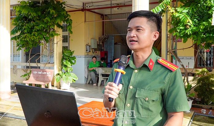 Thiếu tá Nguyễn Quốc Đăng thông tin đến học sinh về tình hình tội phạm công nghệ cao và các thủ đoạn phổ biến trên không gian mạng.