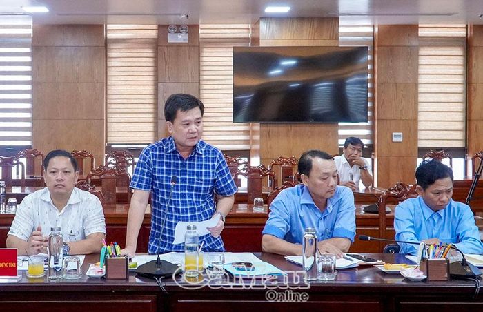 Giám đốc Ban QLDA xây dựng tỉnh Trịnh Thanh Sang báo cáo tiến độ các dự án do ban làm chủ đầu tư.