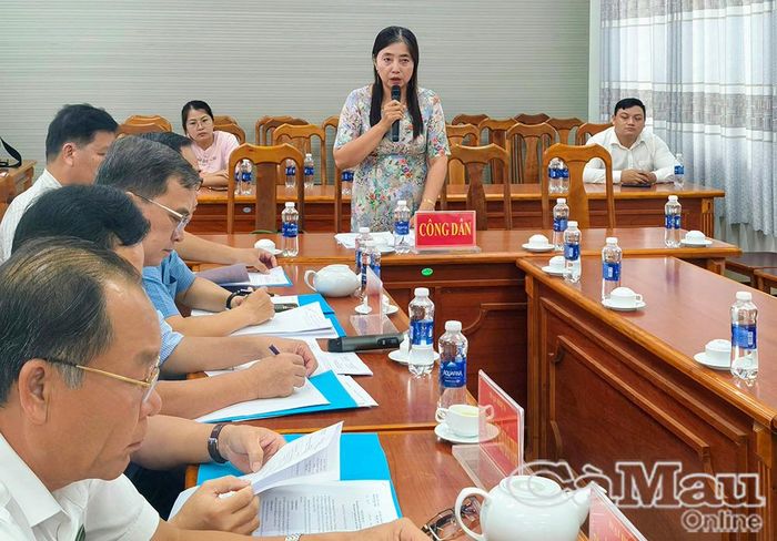 Công dân Vũ Thị Kim Dung trình bày các yêu cầu tại buổi tiếp, đối thoại.