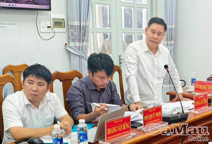 Đại tá Lê Mạnh Hùng, Phó Giám đốc Công an tỉnh Cà Mau, hướng dẫn công dân bổ sung hồ sơ, chứng cứ liên quan để đơn vị hỗ trợ, đồng hành trong quá trình giải quyết vụ việc.