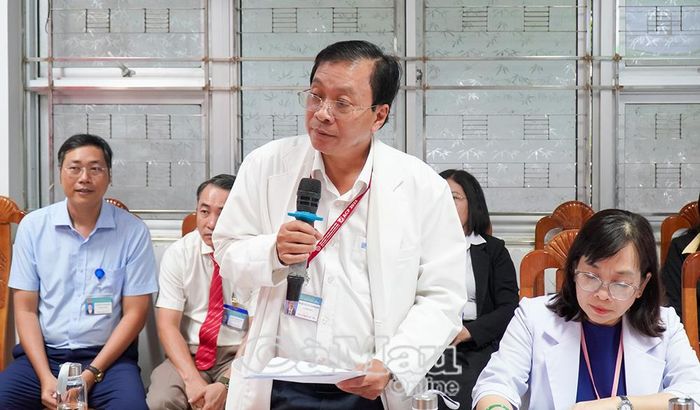 Bác sĩ CKII Trương Minh Kiển, Giám đốc Bệnh viện Sản - Nhi Cà Mau, báo cáo tình hình hoạt động của bệnh viện 9 tháng đầu năm 2026.