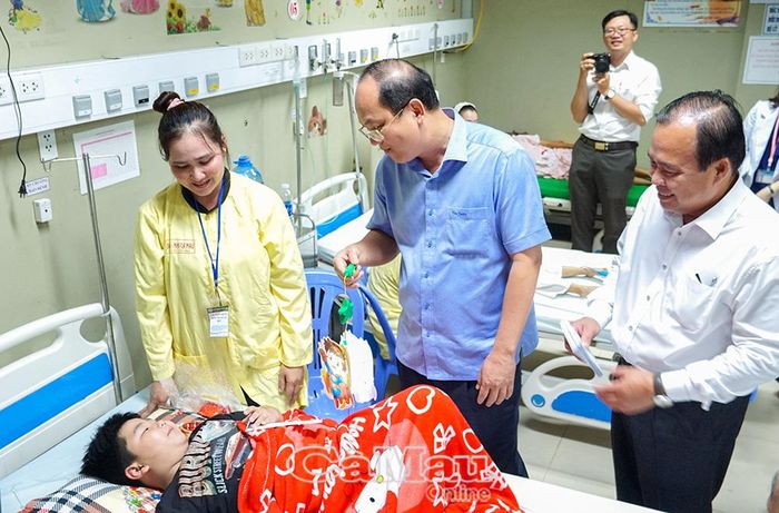 Bí thư Tỉnh uỷ Nguyễn Hồ Hải và Phó Chủ tịch UBND tỉnh Nguyễn Minh Luân tặng quà Trung thu cho thiếu nhi đang điều trị tại Bệnh viện Sản - Nhi Cà Mau.