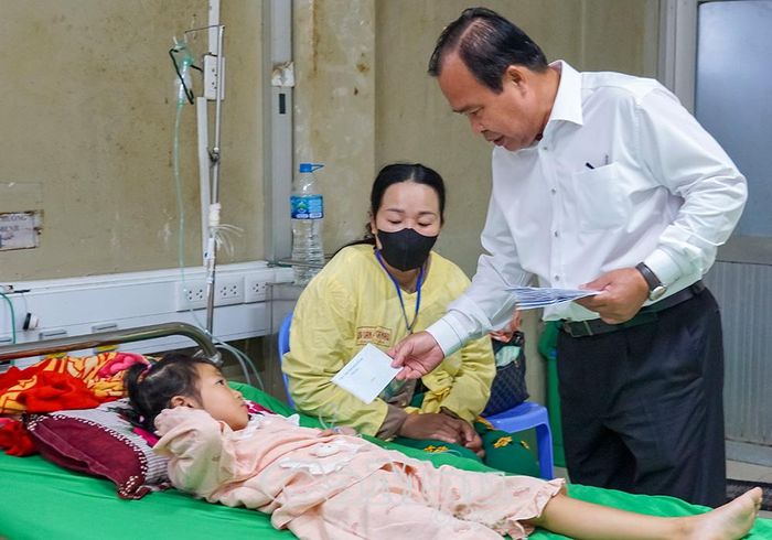 Phó Chủ tịch UBND tỉnh Nguyễn Minh Luân trao quà Trung thu, động viên các bệnh nhi.