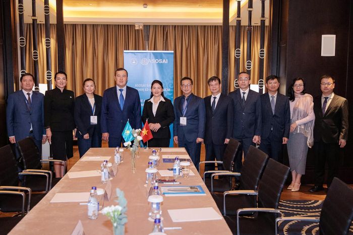 Đoàn công tác của KTNN Việt Nam chụp ảnh lưu niệm với KTNN Kazakhstan