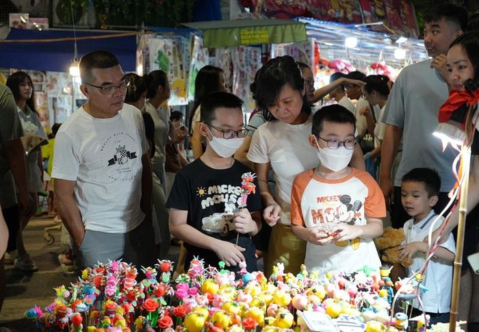 Nhiều gia đình đưa con trẻ đến phố Hàng Mã không chỉ vui chơi mà còn ôn lại những kỷ niệm xưa cũ, cũng như giúp trẻ nhỏ tìm hiểu những nét đẹp văn hóa thông qua những món đồ chơi truyền thống.