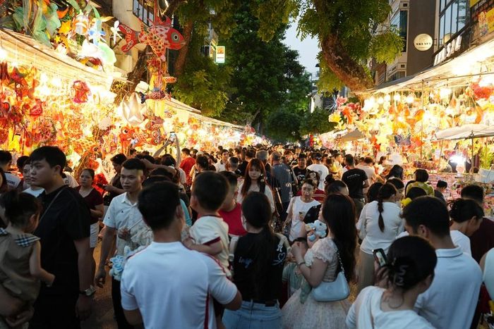 Dòng người nối dài trên phố Hàng Mã, nơi sắc màu Trung thu hòa cùng nhịp sống đặc trưng của khu phố cổ.
