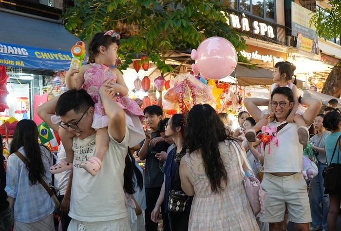 Trung thu cũng là dịp để những gia đình cùng nhau dạo phố, chọn một món quà nhỏ và lưu giữ những khoảnh khắc kỷ niệm.