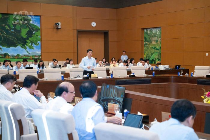 Thứ trưởng Thường trực Bộ Y tế Vũ Mạnh Hà trình bày Tờ trình Dự án Luật. Ảnh: VPQH