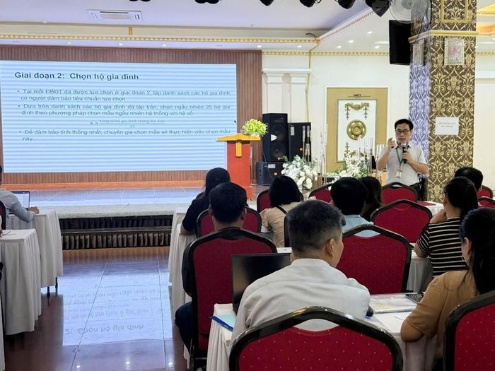 ThS. Phan Văn Cần - Giảng viên Trường Đại học Y tế Công cộng hướng dẫn Thực hiện các bước cuộc điều tra.  Ảnh: THỦY TIÊN - CDC 