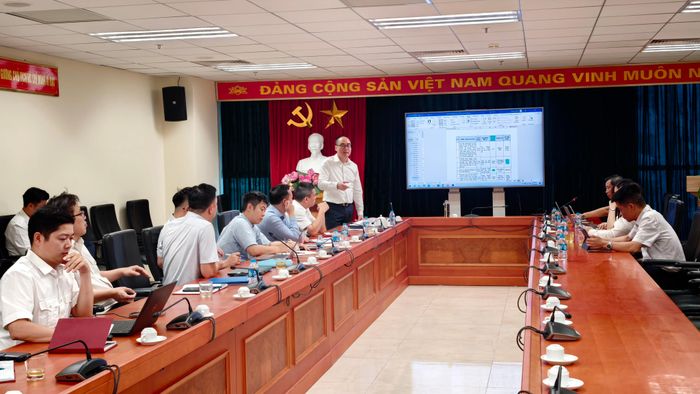 Phó Tổng Kiểm toán nhà nước Bùi Quốc Dũng trao đổi với Cục CNTT và đơn vị tư vấn về dự thảo Khung Kiến trúc số.