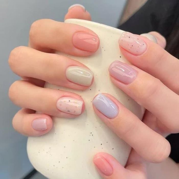 Nếu thích sự sắc màu, bạn có thể tham khảo các mẫu nail có màu pastel xen kẽ. Ảnh Internet