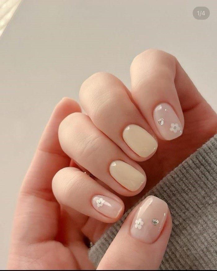 Nếu thích hoa, bạn có thể chọn những mẫu có hoa nhỏ để tạo điểm nhấn nhẹ nhàng. Ảnh Internet