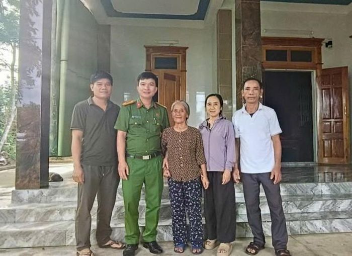 rung tá Nguyễn Mạnh Trường đưa cụ Nguyễn Thị Chiên trở về với gia đình an toàn.Ảnh: Bộ Công an.↵