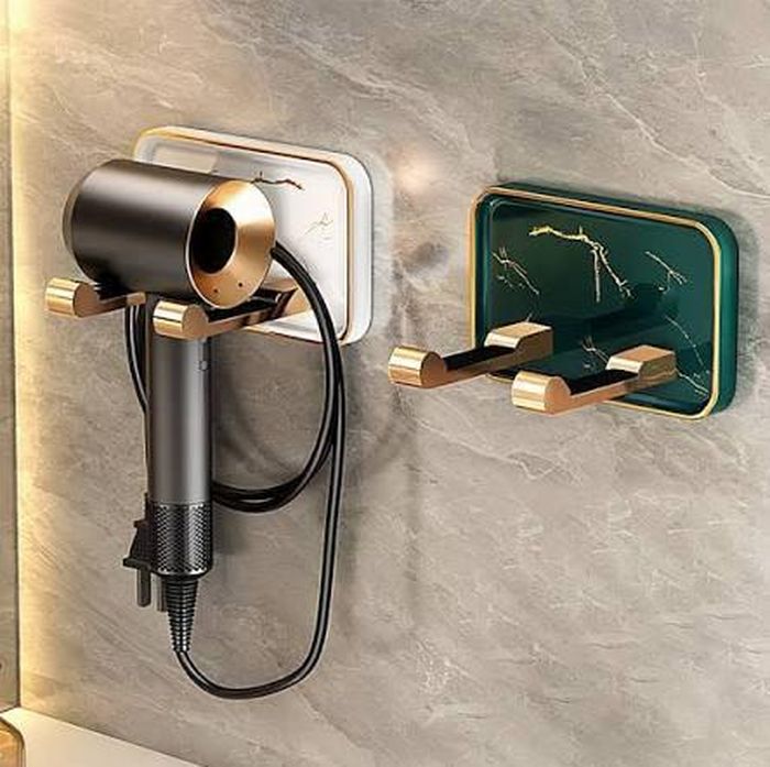 Vì muốn tiện, một số người dùng xong chỉ tắt công tắc rồi đặt máy trở lại vị trí cũ mà không rút phích cắm - Ảnh minh hoạ