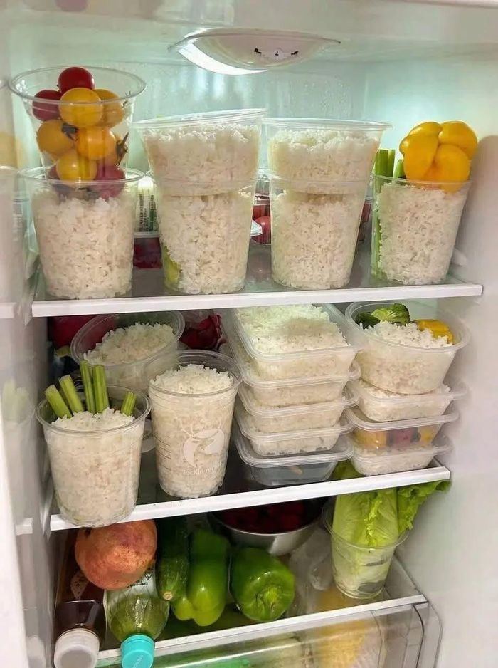 Thay vì dồn cả lượng cơm lớn vào một chiếc hộp sâu rồi đặt vào tủ lạnh, nên dàn cơm thành lớp vừa phải hoặc chia vào nhiều hộp nhỏ - Ảnh: Mạng xã hội