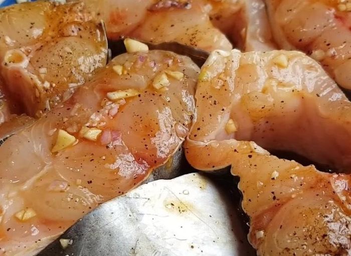 Muốn cá kho ngon, việc xử lý đúng ngay từ lúc chọn nguyên liệu đến khi đặt nồi lên bếp rất quan trọng - Ảnh minh hoạ