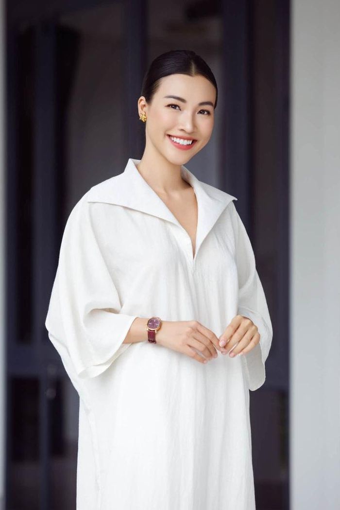 Hoành Oanh không giải thích gì thêm về chiếc nhẫn.