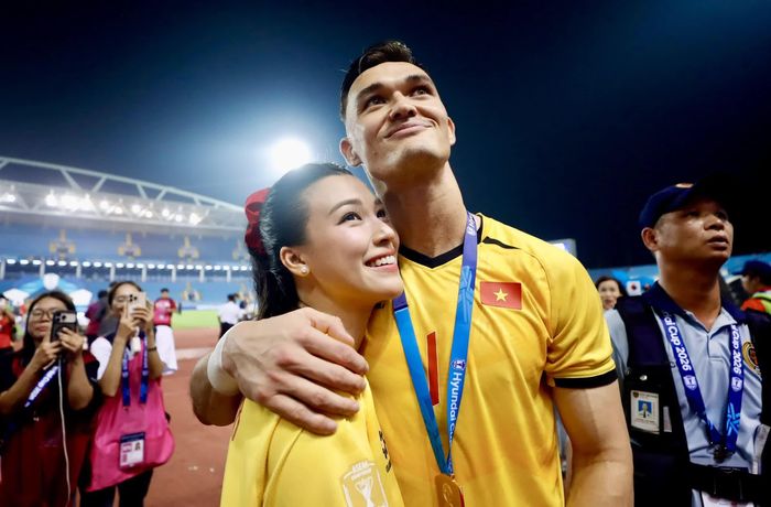 Gần đây, MC Hoàng Oanh và thủ môn Lê Giang Patrik chính thức công khai hẹn hò.