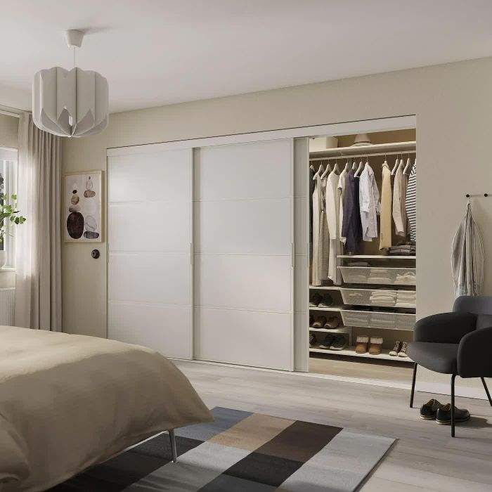 Thiết kế tủ quần áo nên tăng diện tích treo đồ, thay vì để nhiều ngăn xếp