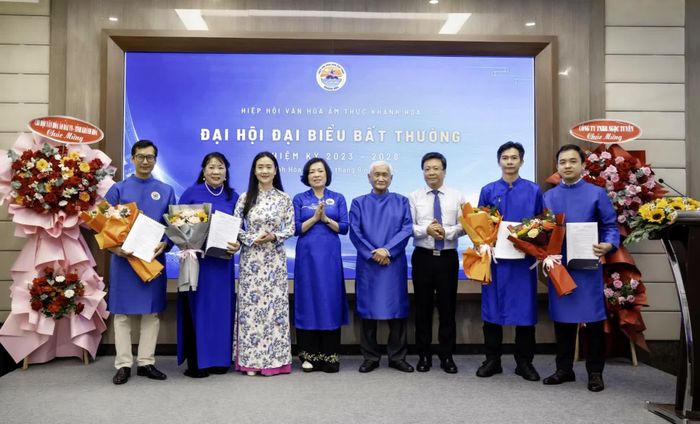Đại diện 4 Chi hội ẩm thực mới nhận QĐ