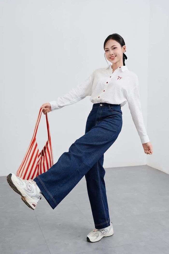 Quần jeans ống suông tạo khoảng thoải mái cho đôi chân nhưng vẫn giữ được đường nét gọn gàng