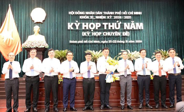 Lãnh đạo Thành phố tặng hoa chúc mừng ông Trương Minh Huy Vũ