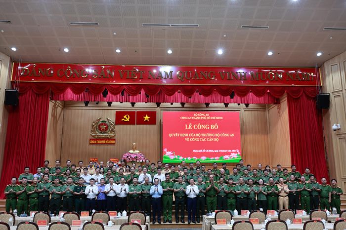 Các đại biểu chụp ảnh lưu niệm sau buổi lễ