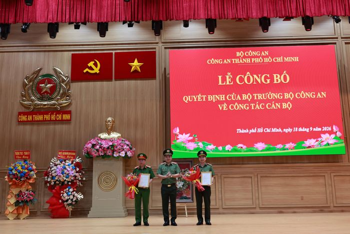 Thừa ủy quyền của lãnh đạo Bộ Công an, Trung tướng Mai Hoàng, Giám đốc CATP trao các quyết định bổ nhiệm chức danh Tư pháp và tặng hoa chúc mừng Đại tá Bùi Thanh Trực và Đại tá Lê Công Anh
