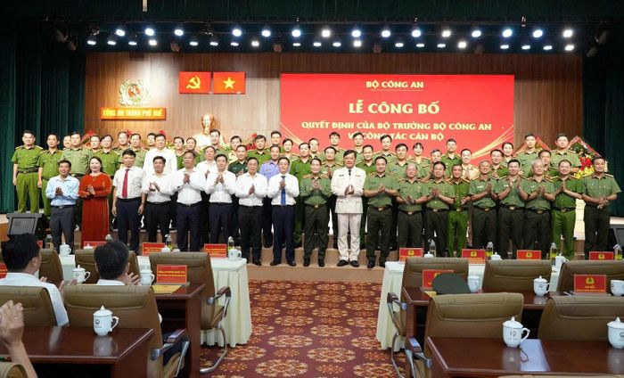 Các đồng chí lãnh đạo, đại biểu chụp ảnh lưu niệm.