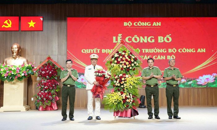 Trung tướng Mai Hoàng - Anh hùng lực lượng vũ trang nhân dân, Bí thư Đảng ủy, Giám đốc CATP Hồ Chí Minh và các đồng chí trong Ban Giám đốc CATP tặng hoa chúc mừng Đại tá Nguyễn Đình Dương