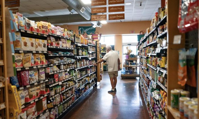 Một người mua hàng tại một cửa hàng tạp hoá ở Wilmington, bang North Carolina (Mỹ) - Ảnh: Getty