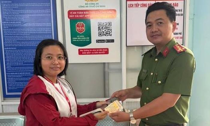 Công an P.Gia Định trao trả tài sản cho người làm rơi