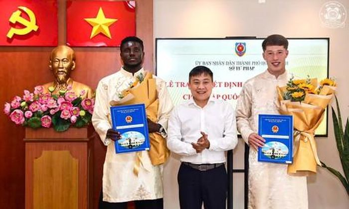 Thượng tá Phan Huy Văn - Phó Giám đốc Công an TPHCM, Chủ tịch CLB bóng đá Công an TPHCM - chúc mừng hai cầu thủ Williams Minh Hoàng, Olaha Mạnh Đức của CLB Công an TPHCM trong ngày nhận quốc tịch Việt Nam (18/9/2026). Ảnh: CLB Công an TPHCM