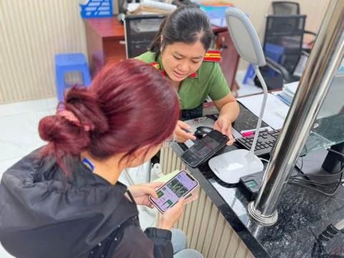 Công an phường An Khánh hướng dẫn người dân cài đặt ứng dụng "SOS - An ninh trật tự"