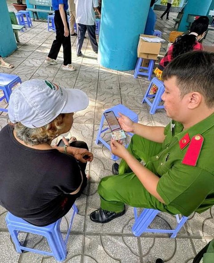 Công an phường hỗ trợ người dân tiếp cận các tiện ích công nghệ số