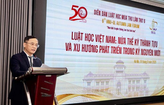 PGS.TS. Nguyễn Tiến Vinh, Hiệu trưởng Trường Đại học Luật, Đại học Quốc gia Hà Nội phát biểu khai mạc diễn đàn.