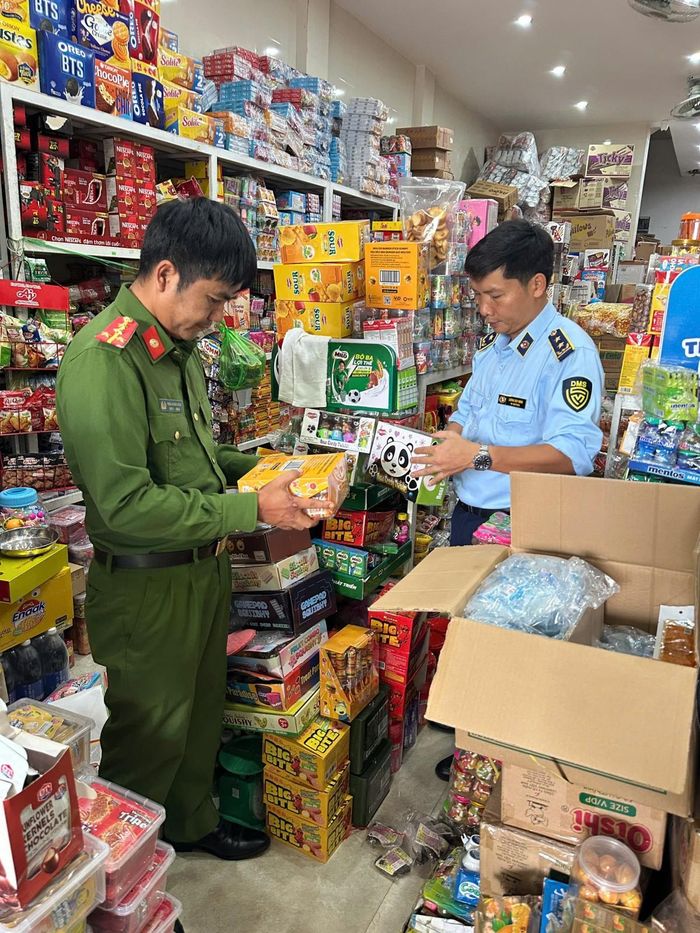Lực lượng liên nghành tiến hành kiểm đếm số tang vật