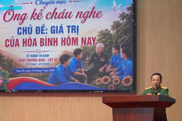 Đại tá Lê Huy Chung- Chủ tịch Hội CCB xã Bom Bo trao đổi, chia sẻ trong chuyên mục "Ông kể cháu nghe" với chủ đề: Giá trị của hoà bình hôm nay, nhân kỷ niệm 79 năm ngày Thương binh- Liệt sỹ (27/7/1947- 27/7/2026)