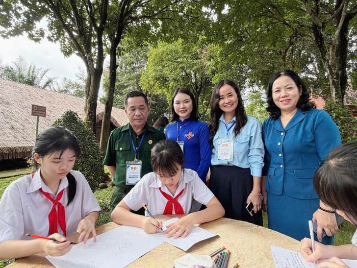 Học sinh các trường trên địa bàn xã tham dự cuộc thi nét vẽ quê hương- tự hào Việt Nam