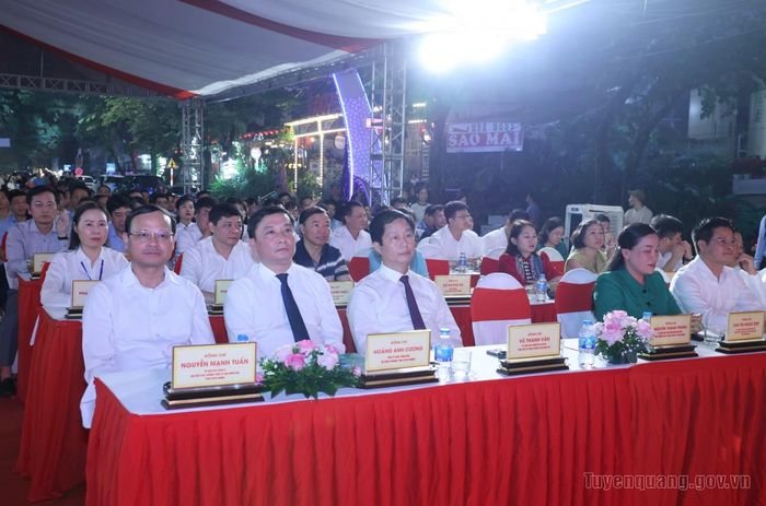 Các đại biểu tham dự lễ khai mạc