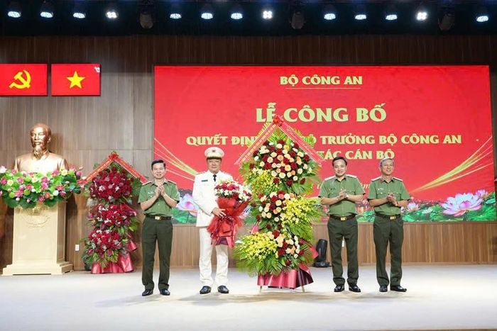  Đồng chí Trung tướng Mai Hoàng, Anh hùng lực lượng vũ trang Nhân dân, Ủy viên Ban Thường vụ Thành ủy Tp. HCM, Bí thư Đảng ủy, Giám đốc Công an Tp. HCM, cùng các đồng chí trong Ban Giám đốc Công an thành phố Hồ Chí Minh tặng hoa chúc mừng đồng chí tân Giám đốc Công an thành phố Huế 