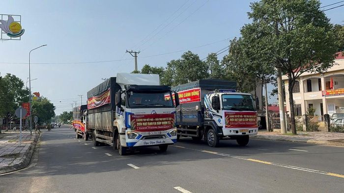 Đoàn xe vận chuyển gạo ST từ Ea Súp đưa sản phẩm đi tiêu thụ tại thị trường miền Bắc.