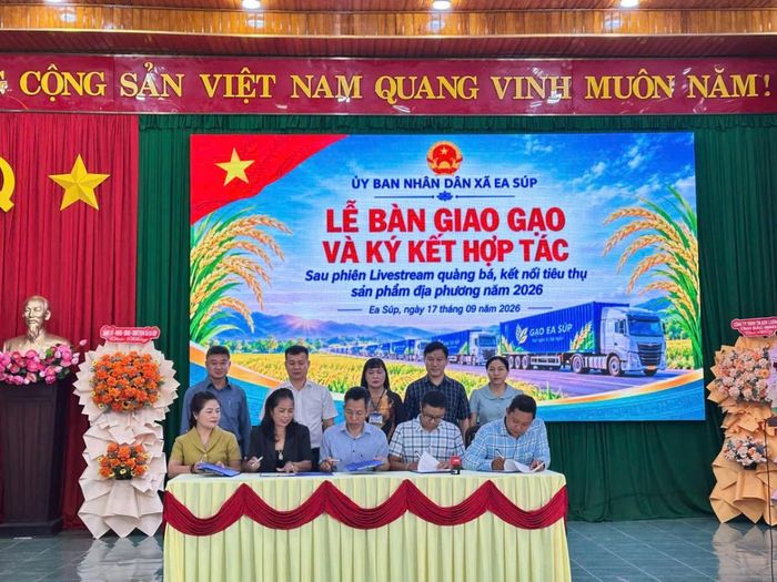 Đại diện các bên ký kết thỏa thuận hợp tác và bàn giao sản phẩm gạo.