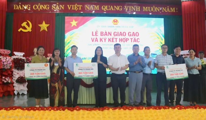 Lãnh đạo xã Ea Súp và đại diện các doanh nghiệp trao đổi, thống nhất nội dung hợp tác và bàn giao sản phẩm.