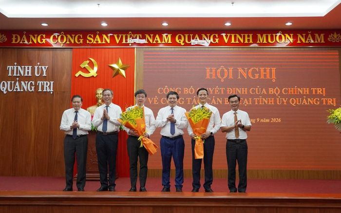  Thường trực Tỉnh ủy Quảng Trị tặng hoa chúc mừng tân Bí thư và tân Phó Bí thư Tỉnh ủy Quảng Trị 