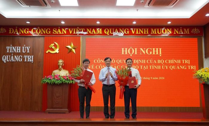  Ông Nguyễn Duy Ngọc, Ủy viên Bộ Chính trị, Bí thư Trung ương Đảng, Trưởng Ban Tổ chức Trung ương tặng hoa chúc mừng các đồng chí được Bộ Chính trị điều động, phân công, chỉ định nhiệm vụ mới 