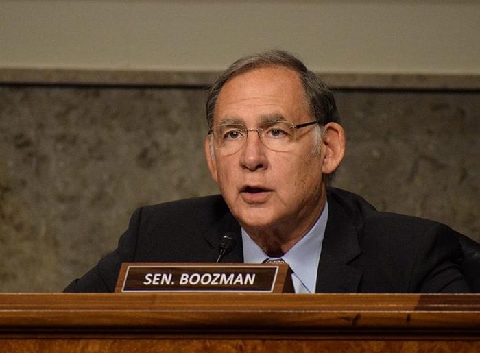 Chủ tịch ủy ban John Boozman, thuộc đảng Cộng hòa, bang Arkansas, chủ trì phiên bỏ phiếu và mô tả văn bản là kết quả tổng hợp ý kiến của cả hai đảng cùng ưu tiên của khu vực nông thôn