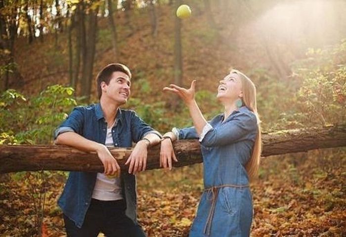 Ra ngoài gặp gỡ bạn bè là một trong những cảnh giảm cảm giác mệt mỏi, chán nản trong mùa thu.