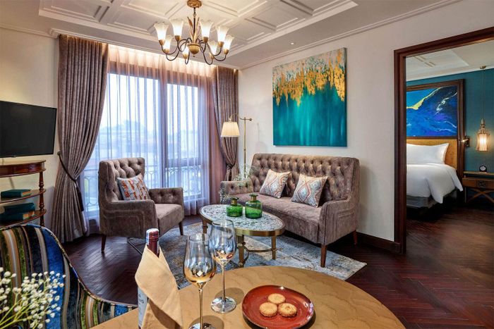 Đặc điểm đáng chú ý của Suite là không gian được tổ chức thành nhiều khu chức năng, chứ không đơn giản chỉ là một phòng ngủ thật lớn.