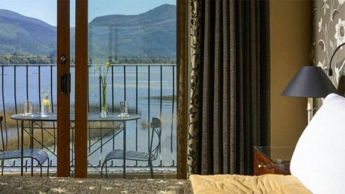 Phòng Deluxe lớn hơn, vị trí đẹp hơn, nội thất tốt hơn, tầm nhìn rộng hơn hoặc có thêm một số tiện nghi so với phòng Standard và Superior.